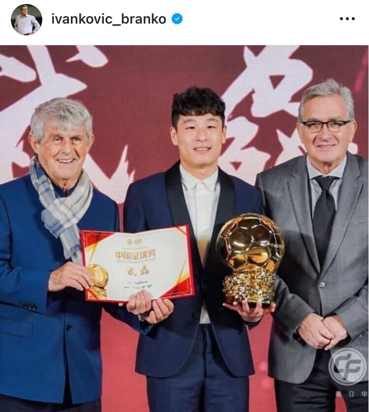  出席中國金球獎(jiǎng)?lì)C獎(jiǎng)儀式，伊萬曬與武磊、米盧同框照片