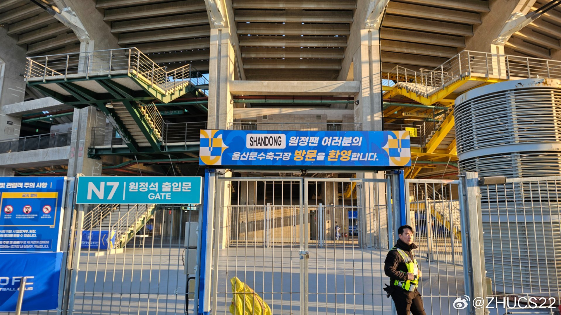  博主：蔚山現(xiàn)場(chǎng)工作人員、轉(zhuǎn)播車、安保在準(zhǔn)備撤場(chǎng)，場(chǎng)外一片安靜