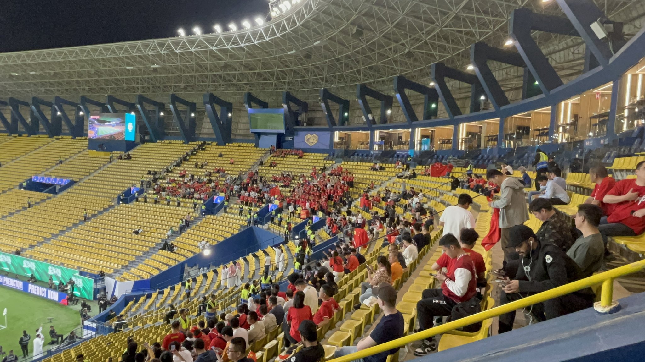  球票已售罄！中國球迷已經(jīng)入場，坐在球場上層沙特球迷區(qū)上方