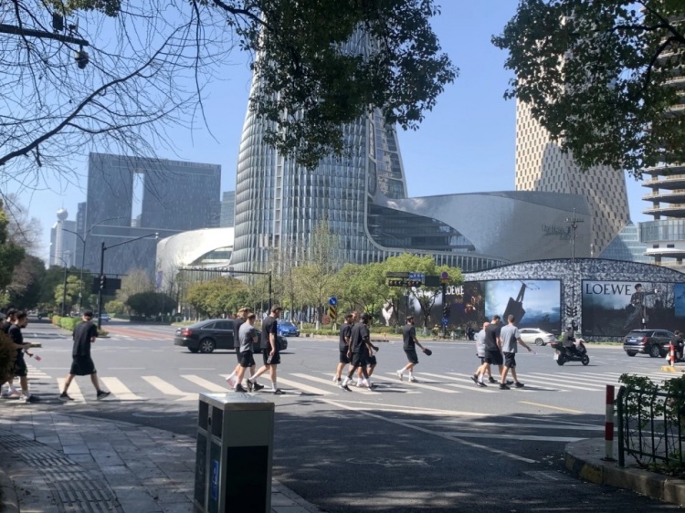  心態(tài)放松，有網(wǎng)友拍到澳大利亞隊早上在萬象城citywalk