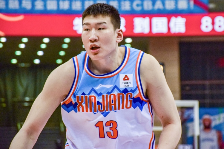  拼搶積極但手感不佳！李炎哲半場8中2&罰球6中4拿8分 搶4個(gè)前場板